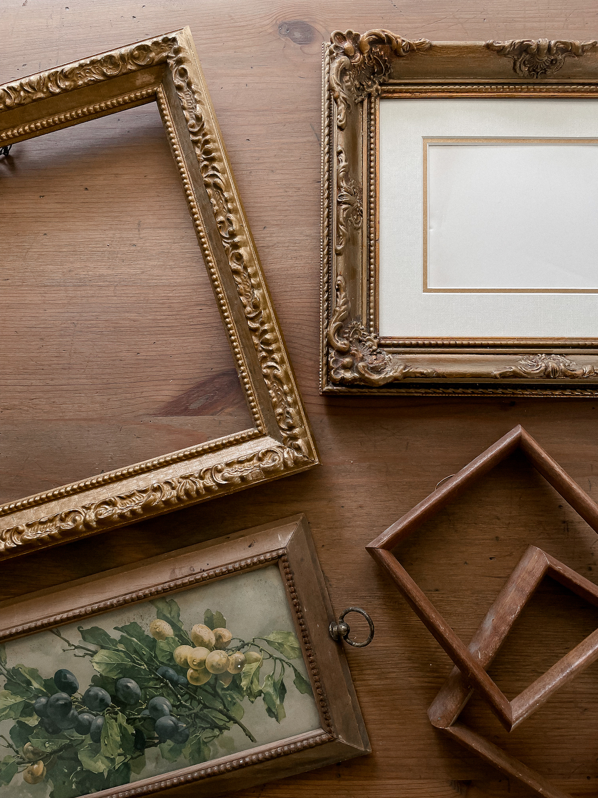 Where to find awesome antique portrait frames? (Smart shopping advice for quality old pieces)