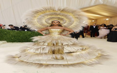 Whoopi Goldberg Met Gala 2025 Photos See Her Best Red Carpet Poses