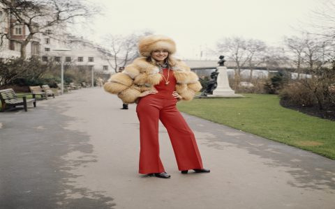 Why wear 70s outfits for women: Unlock timeless charm right now!