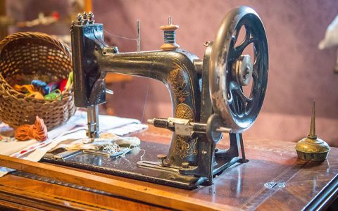 How much is antique singer sewing machine value worth money today