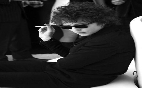 Why are Cate Blanchett and Bob Dylan famous? Explore their big achievements.