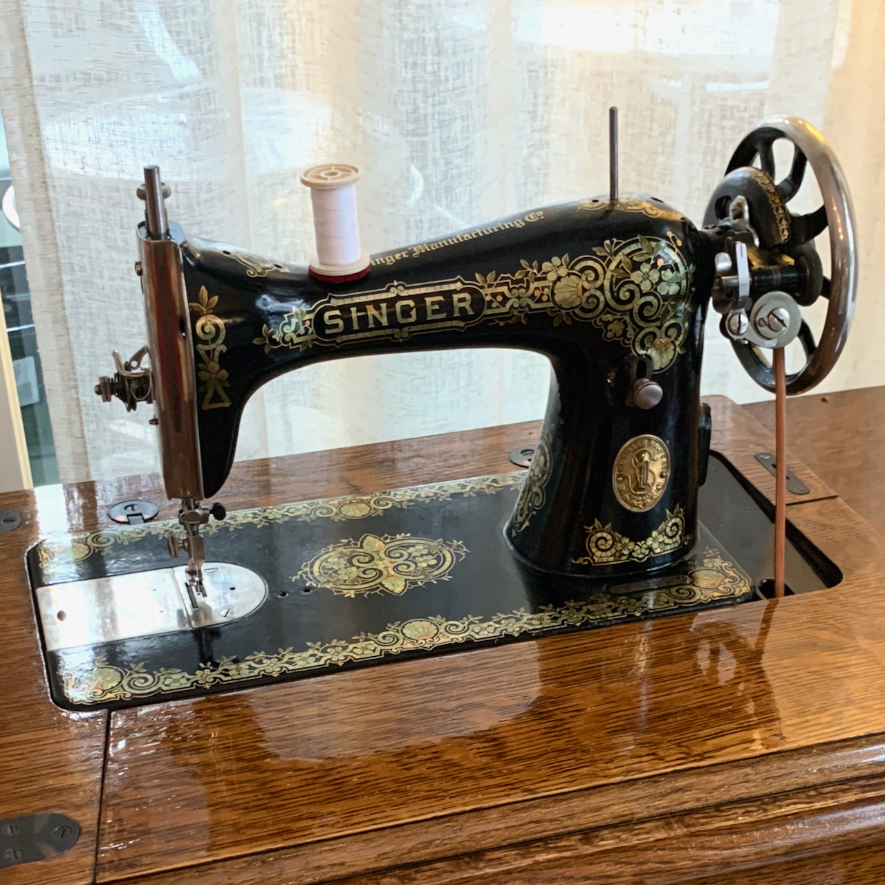 Singer Sewing Machine in Table Antique Value? Learn Pricing Tips Now!