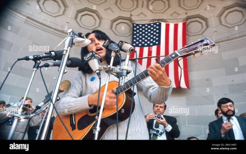 How to see Joan Baez Berkeley concert in the 1960s photos? (Find amazing images!)