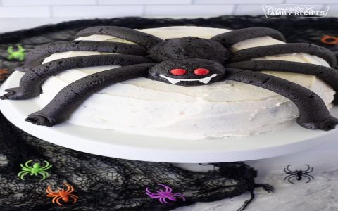 How to bake spiderweb cake? Simple tricks for perfect Halloween treat!