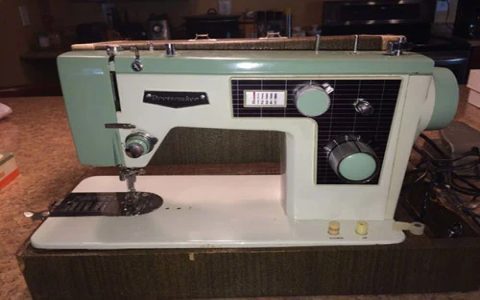 Buying a vintage portable singer sewing machine: What to check first.